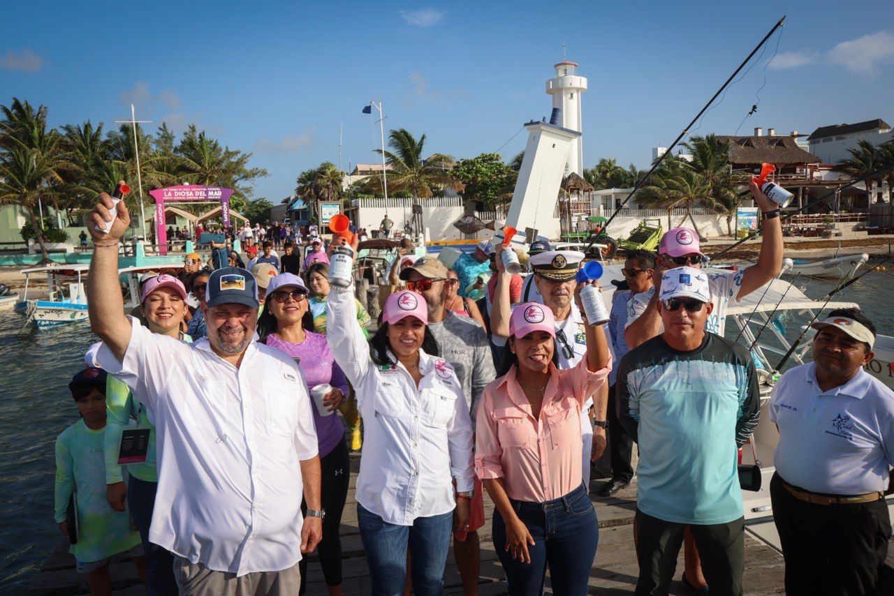 Blanca Merari da el pitazo de salida de las embarcaciones del sexto torneo de pesca “la diosa del mar”