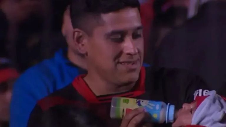 Aficionado argentino fue captado dándole biberón a su bebé en partido y es nominado a The Best