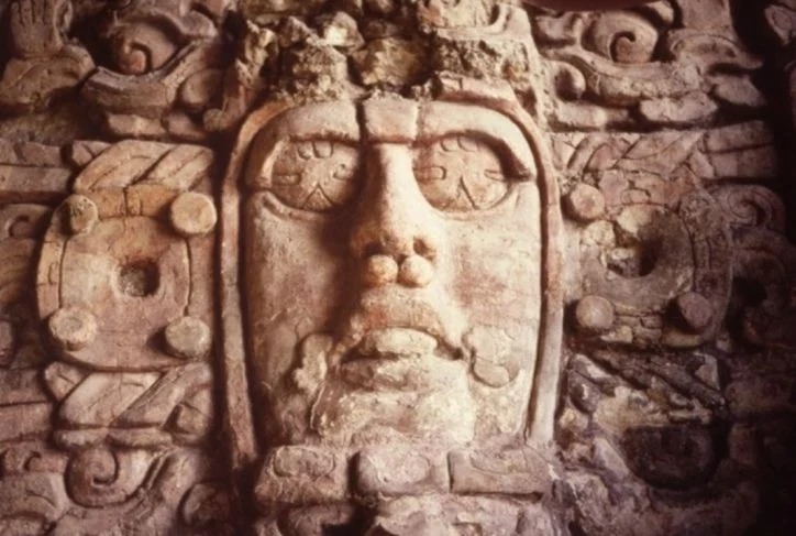 Trabaja INAH en preservar esculturas mayas del Templo de los Mascarones de Kohunlich
