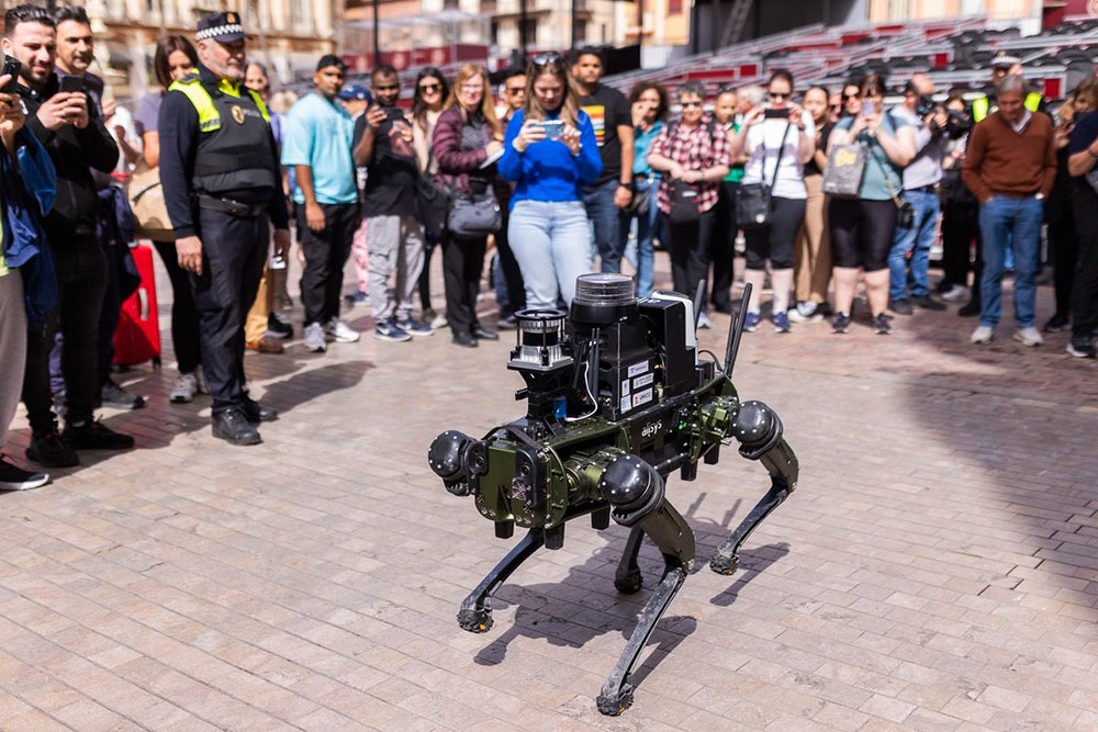 Perrito robot inicia carrera como policía en España | VIDEO