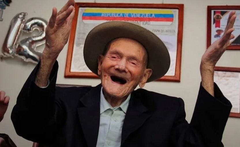 Muere el hombre más longevo del mundo a los 114 años; así recibió el Récord Guinness