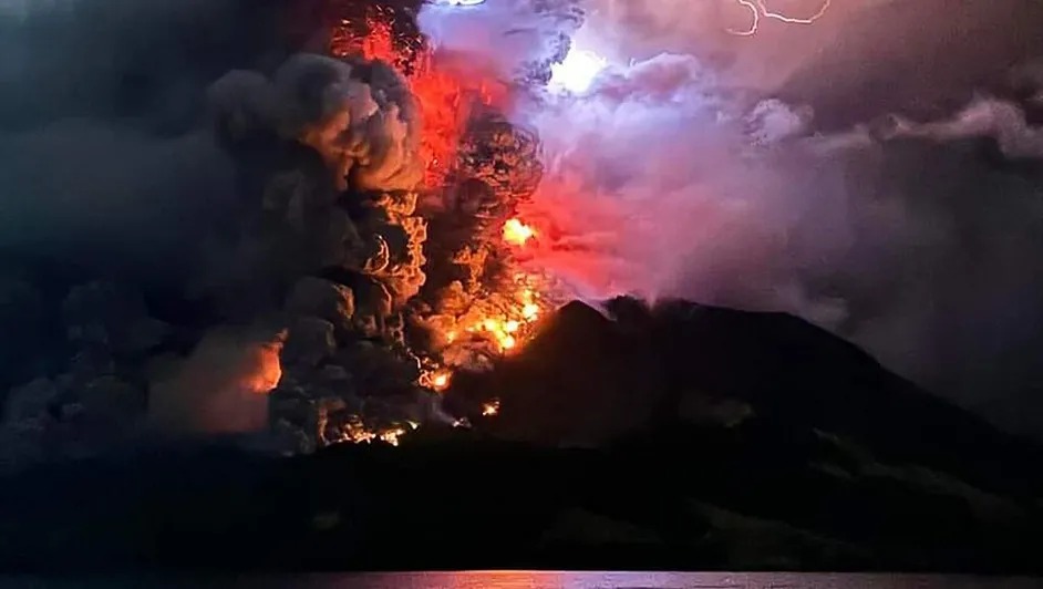 Desalojan a cientos de personas en Indonesia tras erupción volcánica; hay alerta de tsunami 