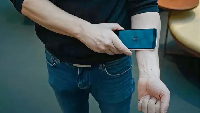 Así funcionan los implantes de microchip que te permiten pagar con tu mano